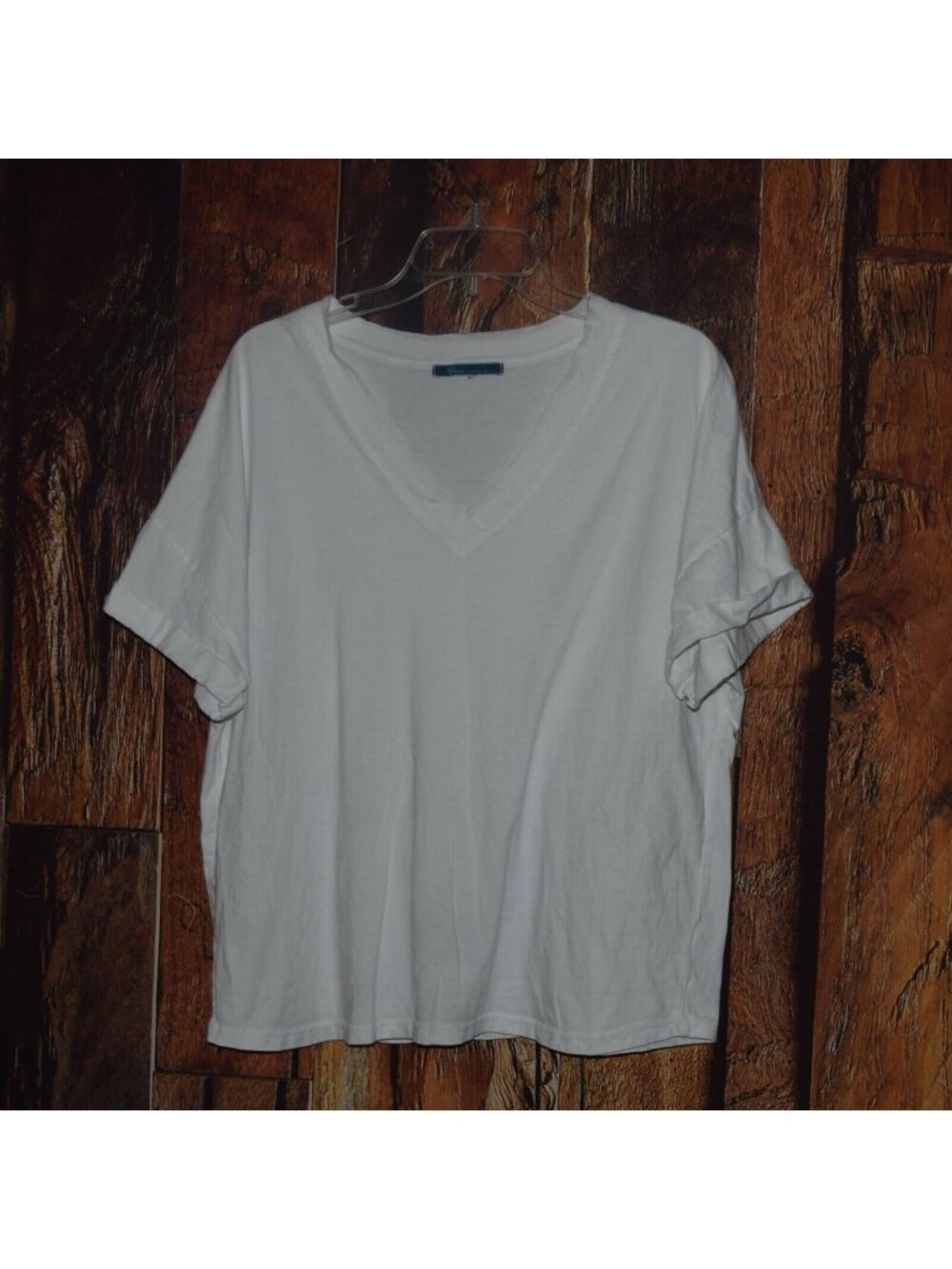 Shore Women's Sz M White V-Neck T-Shirt